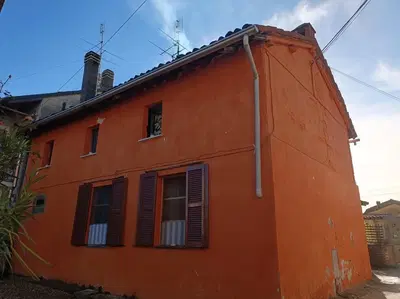 Casa di corte con corpo accessorio.
