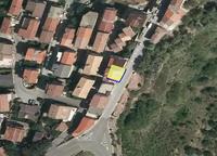 Fabbricato sito nella zona centrale del Comune di Noepoli, con doppio accesso da Via Roma e da Via dei Lucani,  su cinque livelli: PT, dove sono ubicati due locali garage, con accesso da Via dei Lucani; P1, dove è ubicato un appartamento con accesso da Via dei Lucani; P2 dove è ubicato un appartamento con accesso da Via dei Lucani e da Via Roma; P3 dove è ubicato un appartamento con accesso da Via dei Lucani; P4 dove è ubicato un sottotetto accessibile da Via dei Lucani, oltre corte esclusiva. 