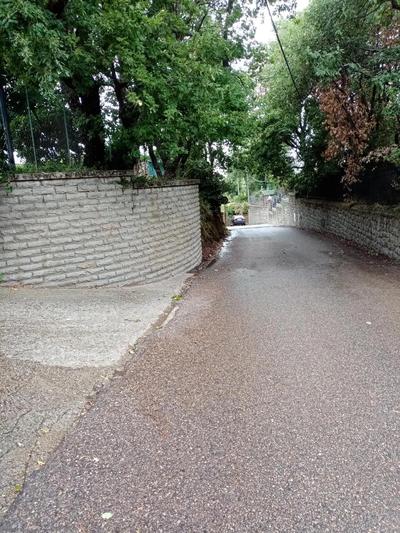 Diritto di piena proprietà intestato, pro quota, ai debitori dell’immobile. Il bene oggetto di vendita è una villa ai piani terra, primo e sottostrada primo, con relativa area di corte. E’ composta: al piano terra, da soggiorno, cucina, disimpegno, camera, camera, bagno, n.2 portici. Al piano primo, da ripostiglio, disimpegno, bagno, bagno, ripostiglio, balconi. Al piano seminterrato, disimpegno, bagno, bagno, portico. Versa in buone condizioni di manutenzione.