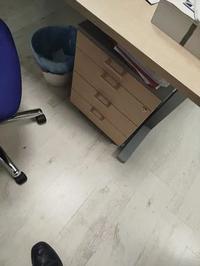 Insieme di mobili ed attrezzature da ufficio ...