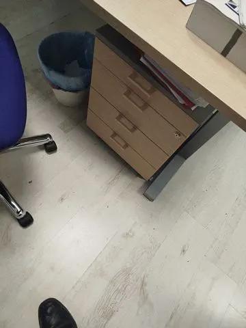 Insieme di mobili ed attrezzature da ufficio ...