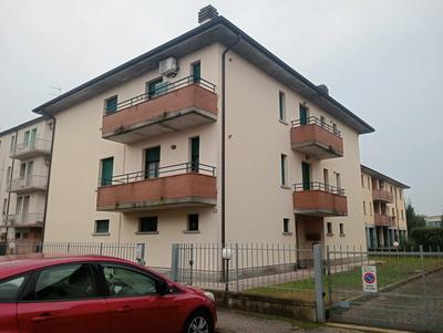 Piena proprieta' di appartamento posto al piano primo di edificio...