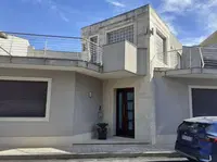 Piena proprietà di un immobile su due elevazioni fuori terra oltre il piano seminterrato, in Canicattini Bagni, con accesso dai civici n. 248 e 252 della Via G. Garibaldi; l’appartamento al piano terra è distinto in catasto al foglio 17, p.lla 7194 sub 2, Cat. A/2, Cl. 2,  9 vani, Piano T; il locale  al piano primo è in corso di costruzione ed è distinto nel NCEU al foglio 17, p.lla 7194 sub 3, Cat. F/3, il seminterrato distinto nel NCEU al foglio 17, p.lla 7194 sub 1, Cat F/3;
