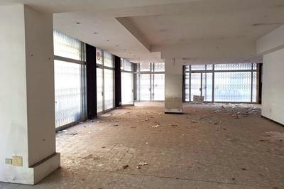 Negozio (sub 57) ad Ancona (AN), tra Corso Carlo Alberto 23 e via Giuseppe Ragnini (ribassata). Superficie commerciale di 323,60 mq. Piano terra e seminterrato con accesso da vetrina e terrazzo. Vano commerciale, wc e magazzino. Finiture standard. Riscaldamento a radiatori. Difformità da sanare. Condizioni discrete Per maggiori informazioni visitare il portale www.quimmo.it - Codice annuncio 2639171