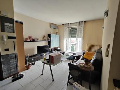 APPARTAMENTO di 83,93 mq commerciali, per la quota di 1/1 di piena proprietà, COMPOSTO DA TRE LOCALI, CUCINA, DUE BALCONI E SERVIZI, posto al piano 3°di 3, ha un'altezza interna di m. 2,85. Dotato di CANTINA, composta da unico vano, posta al piano seminterrato, superfice lorda di circa mq. 13,60.