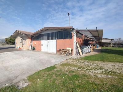 Laboratorio artigianale della superficie commerciale di 424,10 mq con...