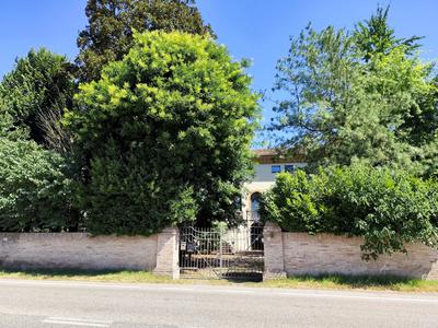Quota 1/1 di piena proprietà relativa ad un fabbricato a...