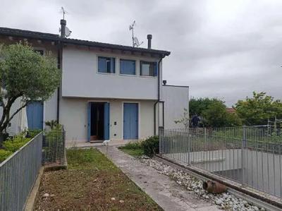 Porzione di testa, da cielo a terra, di un fabbricato residenziale plurifamiliare, composta da abitazione composta al piano interrato da magazzino, cantina, lavanderia - centrale termica e vano scale per l’accesso ai piani superiori. Sono presenti bocche di lupo; al piano terra da ingresso - soggiorno, cucina, wc finestrato e vano scale; al piano primo da due camere doppie, bagno finestrato, ripostiglio, disimpegno, vano scale e terrazzo. Cortile di pertinenza esclusiva.
