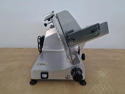 Affettatrice in acciaio inox priva di identificativi