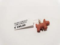 (Lotto n.1857) un ciondolo in corallo a forma di cane...