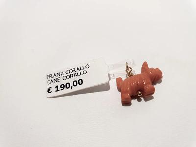(Lotto n.1857) un ciondolo in corallo a forma di cane con anello in oro...