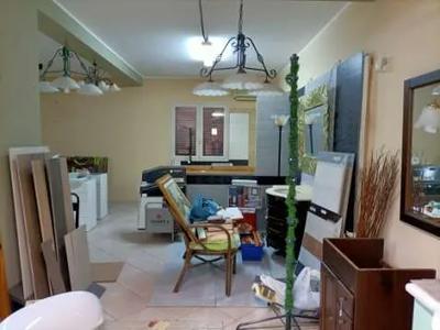 L’immobile si trova ubicato al primo piano, internamente l’immobile è privo di quasi tutte le tramezzature, è presente solamente un vano che comunica, mediante un’apertura interna, con il sub.8. L’immobile è utilizzato come area espositiva.