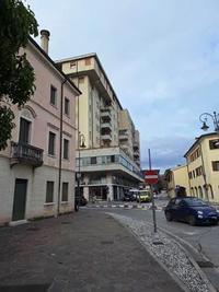 Appartamento al piano secondo, facente parte di un complesso condominiale denominato “Condominio Guarda”, composto da ingresso/disimpegno, soggiorno, cucina/cottura, camera da letto matrimoniale e bagno/servizi igienici. Occupato da terzi senza titolo.