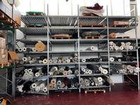 Stock completo di tessuti tecnici e accessori moda per...