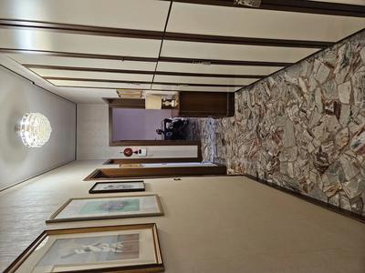unità immobiliare al piano quarto composta da tre locali oltre servizi con annessa e pertinenziale cantina al piano seminterrato. Immobile libero. Per la vendita in oggetto non è possibile presentare offerte inferiori al prezzo base di Euro 440.000,00. Per la seguente procedura non è stata acquisita perizia di stima. I titoli edilizi e la conformità catastale sono indicati nell'avviso di vendita.