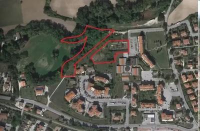 Vendesi terreno edificabile e un terreno agricolo limitrofo all’area edificabile siti a Fabriano (AN), lungo la direttrice che conduce alle zone industriali di Cà Maiano e Marischio. L’area è pianeggiante con parte dei lavori iniziati limitati agli scavi e alla posa di una gabbia di armature. Zona C1 “Zone residenziali intensive” Superficie terreno edificabile: 5.877 mq. Superficie terreno agricolo: 6.106 m Per maggiori informazioni visitare il portale www.quimmo.it - Codice annuncio 6933