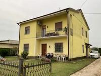 Piena proprietà di villetta su due piani, tra loro collegati con scala interna, con circostante giardino esclusivo e garage posto al piano terra, aderente al locale adibito a pollaio.