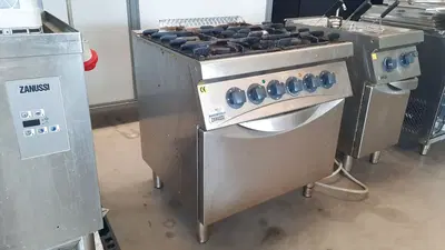 (Lotto 1) Cucina professionale quattro fuochi con forno marca ZANUSSI