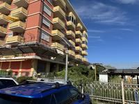 Appartamento al piano primo del condominio Punta Bacucco, categoria A/2, classe 2, vani 3,5; garage pertinenziale al piano seminterrato, categoria C/6, classe 6, consistenza mq 16. Stato dell’immobile: occupato dal debitore.