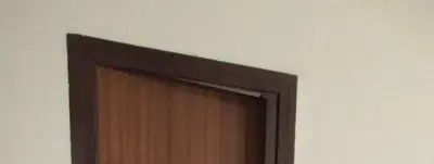 sottotetto mansardato adibito a civile abitazione così composto: ingresso-living, n.2 camere da letto e bagno. Appartiene all’immobile una balconata accessibile dal soggiorno e da una camera da letto. Nonostante le sufficienti condizioni di abitabilità dell’immobile, all’interno si è rilevata presenza di umidità dovuta a condensa e ad infiltrazioni provenienti dalla copertura del fabbricato. Presenti abusi. Sussistono insoluti condominiali. Occupato dalla debitrice sarà liberato dal custode su istanza.
