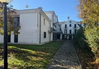 Appartamento al primo piano in contesto condominiale. Libero.