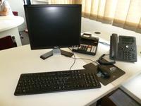 Mobilia di arredamento (scrivanie, tavoli, sedie,...