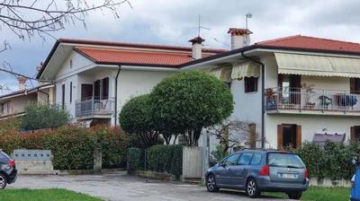 Per le quote e i diritti specificati in avviso di vendita. Unità immobiliari facenti parte di un fabbricato in condominio denominato "Edera 1" sito nel Comune di Pederobba (TV), località Onigo, in Via Giovanni Comisso n. 23, e precisamente appartamento (interno 2) così catastalmente composto: soggiorno-cucina, disimpegno, due camere, bagno, ripostiglio e tre terrazzi al piano terra con annessi magazzino al piano primo sottostrada e corte esclusiva di mq. 197 al piano terra; pertinenziale garage.