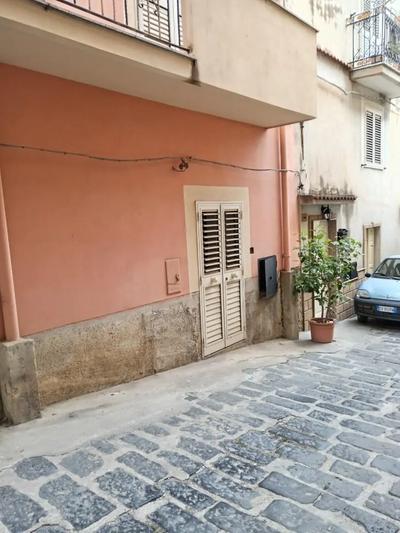 Immobile a tre elevazioni fuori terra, sito in Siculiana (AG), nella Via Guglielmo Marconi 312, composto da due vani al piano terra, due vani al primo piano e un vano al secondo piano. L’immobile è in fase di ristrutturazione ed è composto al P.T. da ingresso soggiorno cucina, un piccolo bagno allocato nel sottoscala; al P. Primo due camere ed un bagno; al P. secondo una camera con servizio e terrazza praticabile; sviluppa una superficie commerciale lorda di 132 mq (125 mq + 30% di terrazza e balconi).