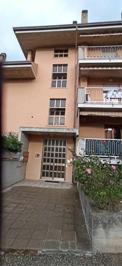 Appartamento al piano primo di una palazzina residenziale in via Rossini a Campofilone (FM) con annesso garage pertinenziale.