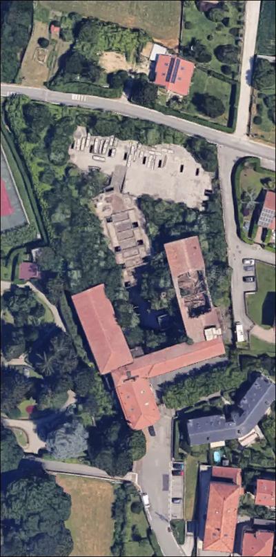 Piena Proprietà. In Comune di OLGIATE MOLGORA,frazione Monticello,Via Piave n.3, porzione di complesso inagibile costituita da 3 corpi di fabbrica, ciminiera ed interrato con area di pertinenza, oggetto del Piano di Recupero S3-Monticello i cui interventi sono iniziati nel 2007 ma non risultano ad oggi terminati. Completano l'intero compendio i mapp.li 225 sub.706 in vendita nell'es.100/2025 e 225 sub.707 di proprietà di terzi non oggetto di vendita, nonchè il cortile comune ai predetti sub mapp.225 sub.704