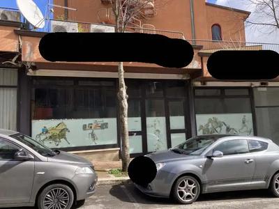 Piena proprietà (1/1) di unità immobiliare a destinazione commerciale sita in Chianciano Terme (SI), via Umbria n. 10 (con accesso indipendente da detta via), disposta su due livelli, composta da locale principale, zona ufficio parzialmente soppalcata (delimitata da pareti in alluminio e vetro, con soppalco accessibile mediante scala a chiocciola) e blocco servizi composto da due antibagni e due w.c., per una superficie netta complessiva di mq 127,50 (superficie commerciale ponderata mq 132,00).