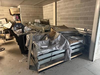 LOTTO UNICO: banco reception con piano laminato grigio scuro e base legno...
