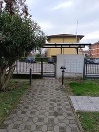 Proprietà superficiaria per la durata di anni 90 a decorrere dal 14.04.1990 di un appartamento, P.T. composto da tre vani, accessori, con annesse cantina, esclusiva area antistante e retrostante e autorimessa.