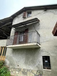 Porzione di abitazione civile edificata su tre livelli,...