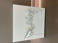 Quadro su fondo bianco con lettere in metallo a firma...