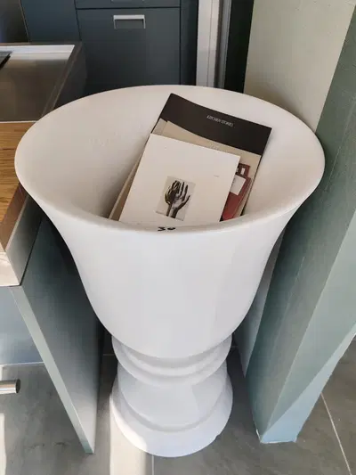 VASO A TERRA IN RESINA BIANCO - LOTTO 30