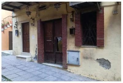 Piena proprietà di una porzione, al piano terra, di un fabbricato sito a Rocca di Papa, (RM) in Via del Porticato n. 21/A, e consistente in un locale ad uso negozio più cucina, bagno e retro negozio.