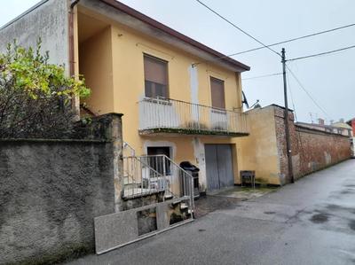 Trattasi di casa autonoma di civile abitazione di piani due fuori terra con annessa piccola area cortilizia. 