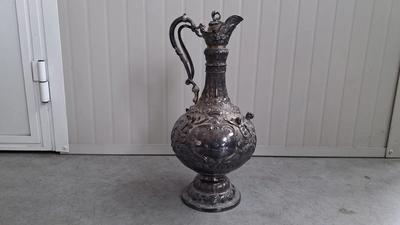 (Lotto n.8) - Caraffa in argento, diametro 16,5 cm circa, altezza 37,5 cm circa