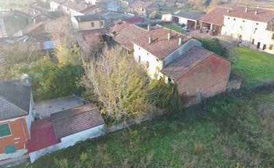 Il compendio immobiliare è composto principalmente da una casa padronale disposta su due piani oltre soffitta, con annesse due case coloniche. 
