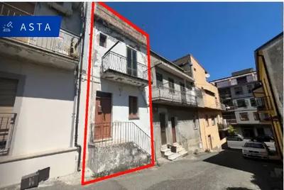 Unità residenziale cielo terra, su tre livelli, da...