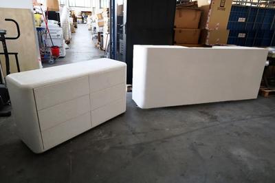 Lotto 5: Bancone reception + cassettone a sei cassetti in legno verniciato bianco con superficie "grezza" e spigoli arrotondati (Dimensioni Cad. cm 256x60 h= 98 e 140x50 h= 77)