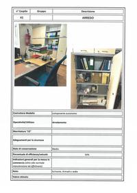 Arredo ufficio: scrivanie, sedie, armadi e computer.