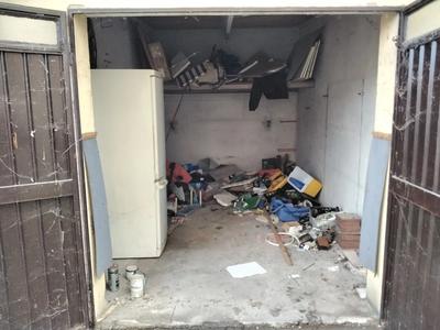 Piena proprieta' di alloggio posto al piano quarto di palazzina priva di...