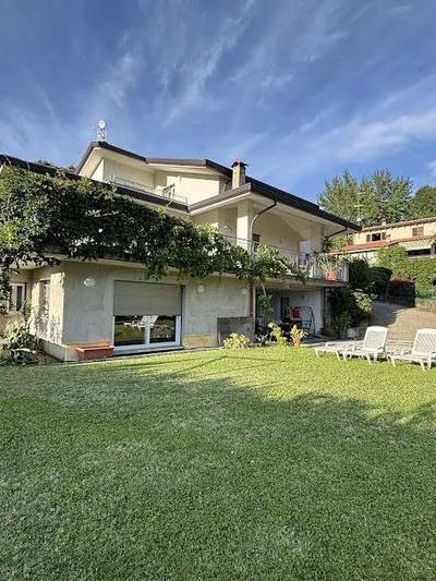 LOTTO 2 – quota di 1/2 (50%) del diritto di PIENA PROPRIETA’  della villa con annessa autorimessa e giardino