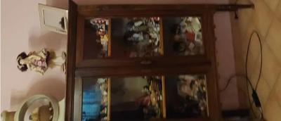 diritto di piena proprietà 1/1 sull’immobile costituito da abitazione al piano primo di fabbricato bifamiliare. La distribuzione interna degli spazi comprende la zona giorno con soggiorno e angolo cottura, zona notte con 3 camere e due bagni oltre un balcone.Sono state riscontrate difformità urbanistiche non sanabili: Le spese stimate per la rimozione degli abusi ed il ripristino dei luoghi sono state descritte e quantificate dal CTU e detratte dal valore di vendita.Occupato dall’esecutata.