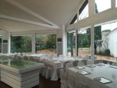 Piena proprietà di complesso agrituristico denominato “Torre Andriana” della superficie commerciale complessiva di 5,29 ettari, sito in Troia (Fg), località Santa Giusta. Il complesso è costituito, principalmente, da sala ricevimenti di 923 mq., sala polifunzionale ottagonale di 243 mq. e parco circostante l’intera struttura ed esteso 24.900,00 mq.