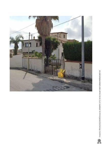 Appartamento ubicato al primo piano, con soprastante terrazza, facente parte di una villetta bifamiliare a due elevazioni, sito in Città Giardino (Melilli), Via Brancati n. 77, censito al N.C.E.U del predetto Comune al foglio 86 particella 960, sub 2, categoria A/7, vani 8,5.