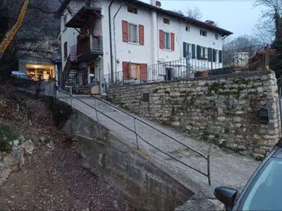 LOTTO UNICO: quota 1/1 piena proprietà di due appartamenti al piano terra e secondo di un edificio plurifamiliare e quota indivisa 2/3 piena proprietà di autorimessa