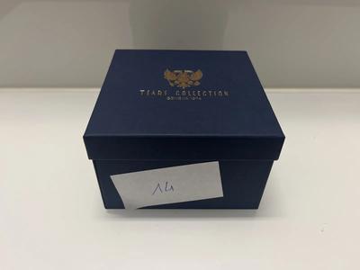 LOTTO 14 - UNA CATENINA GIROCOLLO IN ARGENTO DORATO TIPO FABERGE' CON...